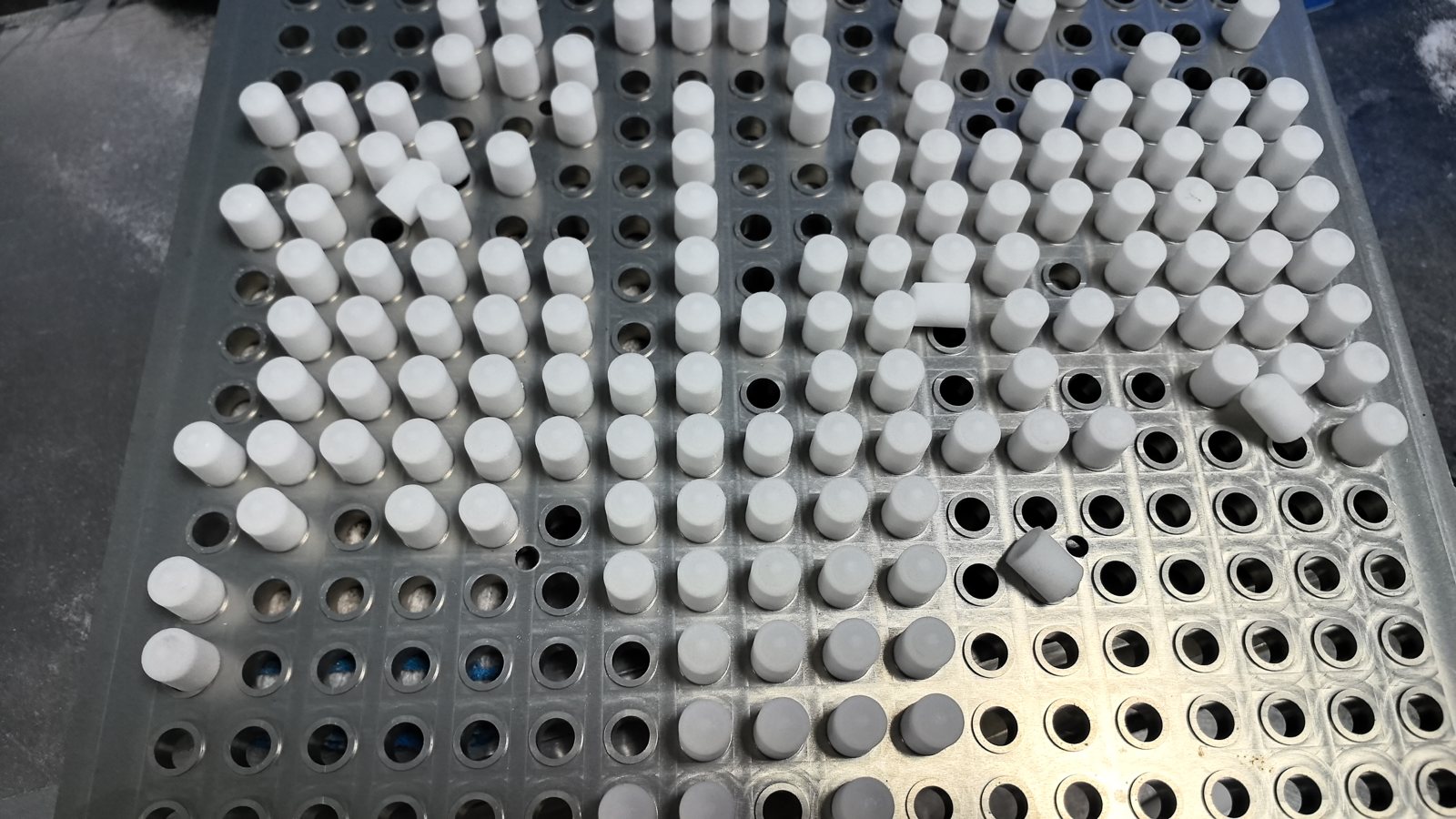 Porous plastic filter elements for OEM supply